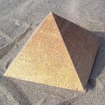 Cheops_pyramid_model.jpg