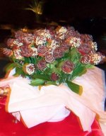 valentines-day-decor-with-flowrrs-fruit-and-berries-24.jpg