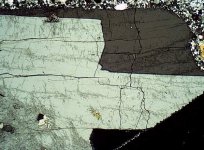 ارتوکلاز در نور پلاریزه.jpg