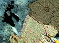 کلسیت در نور پلاریزه.jpg