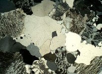 کوارتز در نور پلاریزه.jpg